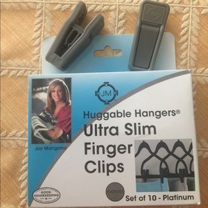 24 huggable hanger clips